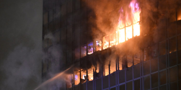 Vjesnik gori već 8 sati, gasit će se tijekom dana: ‘Kad smo to vidjeli, zatražili smo dodatnu intervenciju’