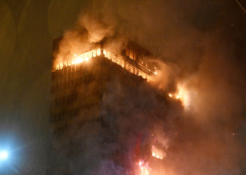 Vjesnikov neboder gori već 5 sati, vatrogasci gase izvana: Prizori su zastrašujući