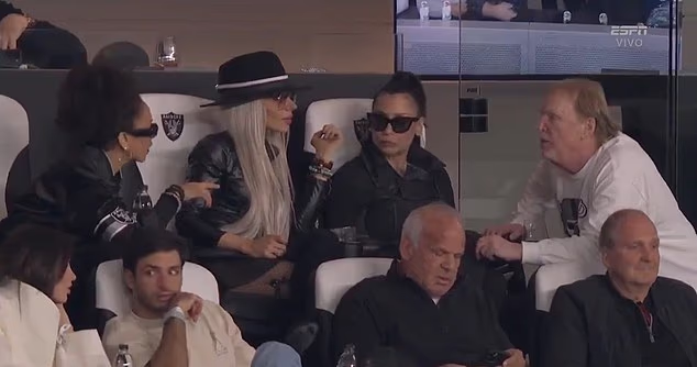 Vlasnik Raidersa Mark Davis uhvaćen s triom zapanjujućih žena u VIP loži tijekom utakmice Cowboysa