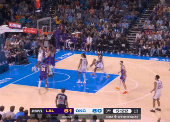 Wallace, brutalno zakucavanje glavom Smarta i Dončića