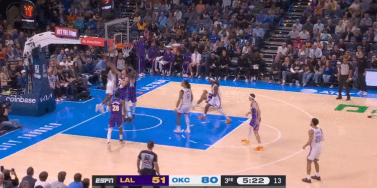 Wallace, brutalno zakucavanje glavom Smarta i Dončića