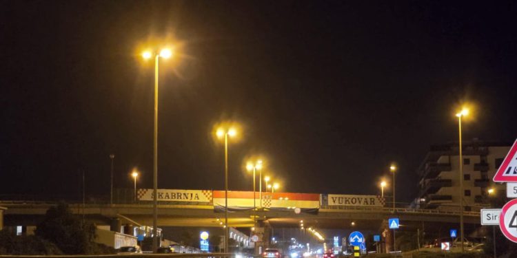 Ogroman transparent osvanuo na nadvožnjaku na Sirobuju