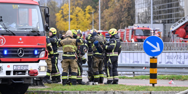 Zagrebački restoran vatrogascima kod Vjesnika podijelio hranu: ‘Htio sam provjeriti jesu li jeli išta cijelu noć’