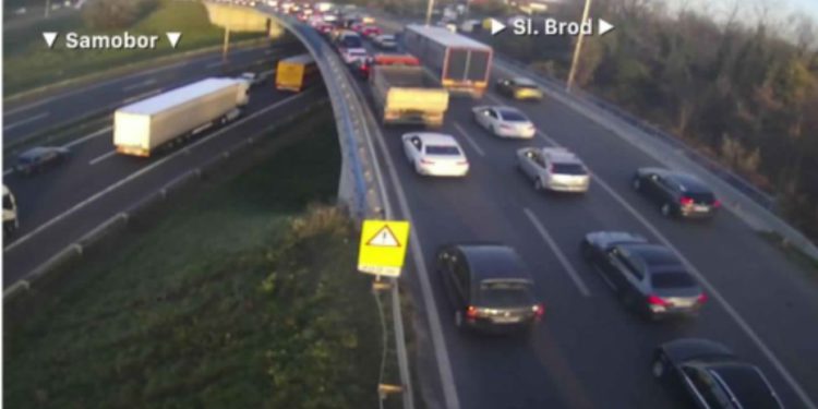 Zagrepčani će kasniti doma: Teški kaos na cestama, diljem grada nekoliko prometnih nesreća