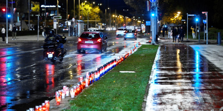 Zagrepčani duž Vukovarske ulice zapalili svijeće, stigao i Tomašević: ‘Uoči Dana sjećanja’