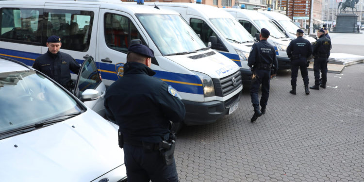 Zamaskirani maloljetnici koje se povezuje s napadom na Trgu: ‘Ne mrzimo nikoga. Imamo prijatelje u Dalmaciji’