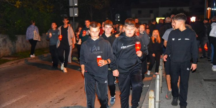 “Zapali svijeću – upali sjećanje”: Kaštelani paljenjem svijeća odali počast žrtvama Vukovara i Škabrnje