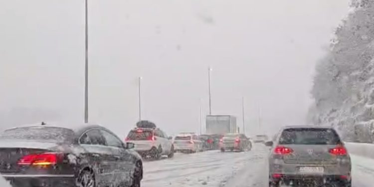 Zbog snijega nastao teški kaos na cesti, širi se snimka: ‘Godišnje okupljanje ljubitelja ljetnih guma’