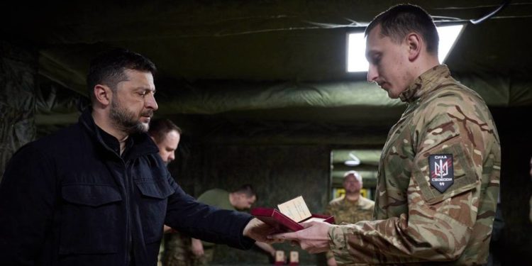 Zelenski obilazi neonacističke jedinice (VIDEOZAPISI) — RT Rusija i bivši Sovjetski Savez