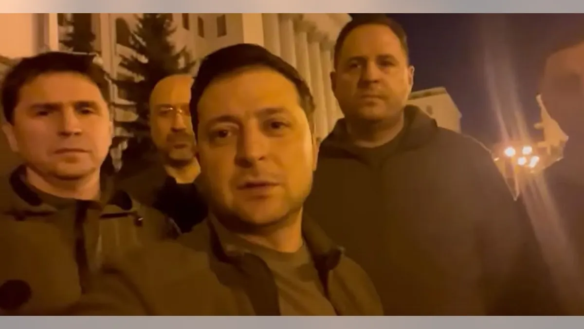 Ukrajinski predsjednik Volodymyr Zelenskyy pozira s drugim dužnosnicima.