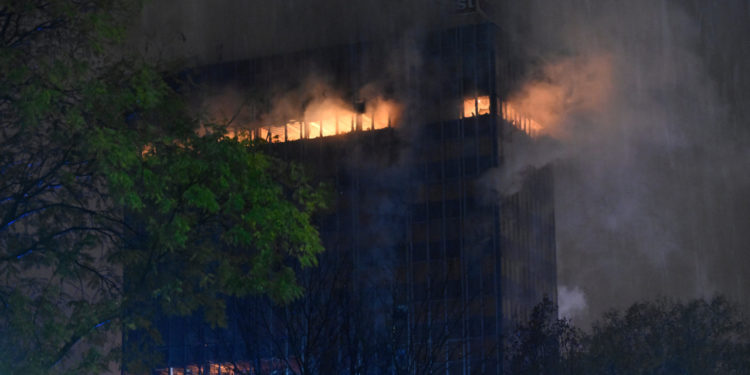 Zgrada Vjesnika i dalje gori, ovo su najnovije fotografije s mjesta događaja: ‘Opasno je’