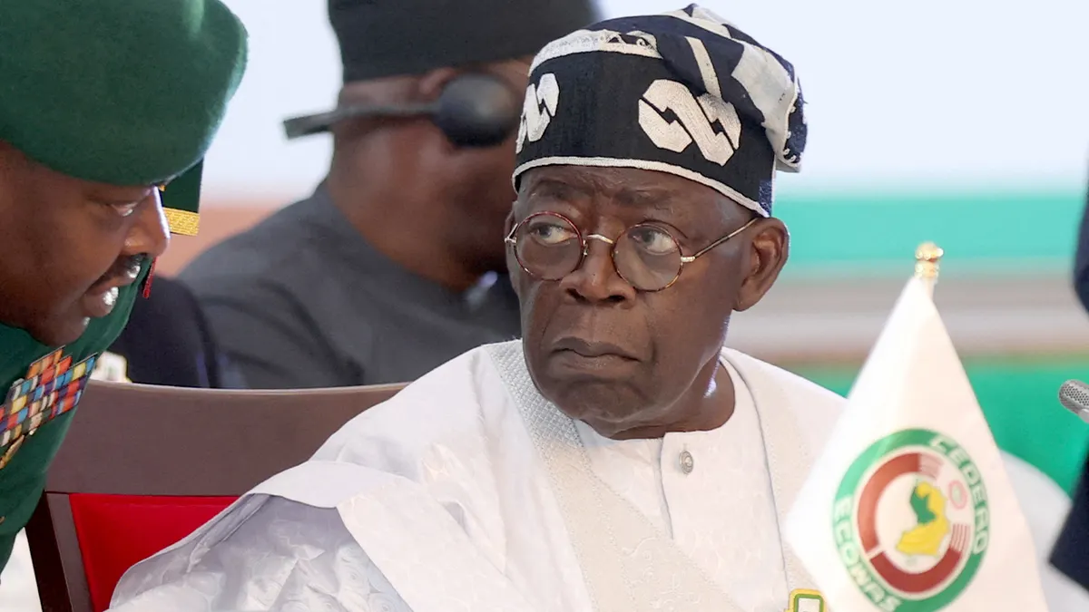 Nigerijski predsjednik Bola Tinubu razgovara sa svojim pomoćnikom tijekom 64. redovne sjednice šefova država i vlada ECOWAS-a u Abuji 10. prosinca 2023.