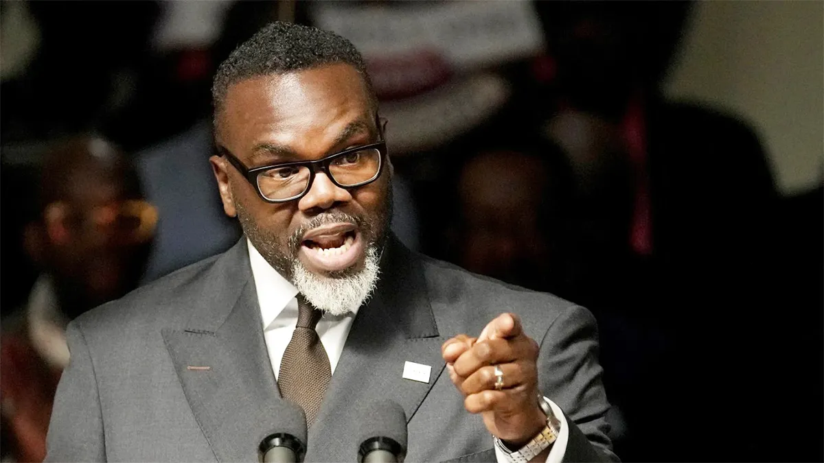 Gradonačelnik Chicaga Brandon Johnson upire prstom.