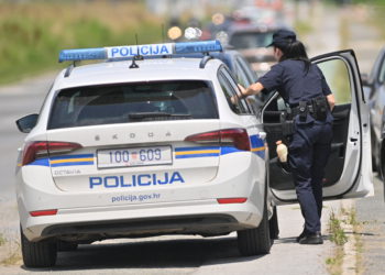 Usred bijela dana pucali pred školom u Sisku, policija munjevito reagirala