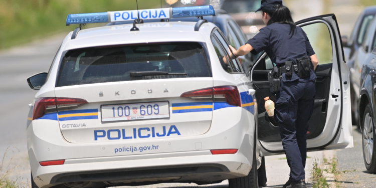 Usred bijela dana pucali pred školom u Sisku, policija munjevito reagirala