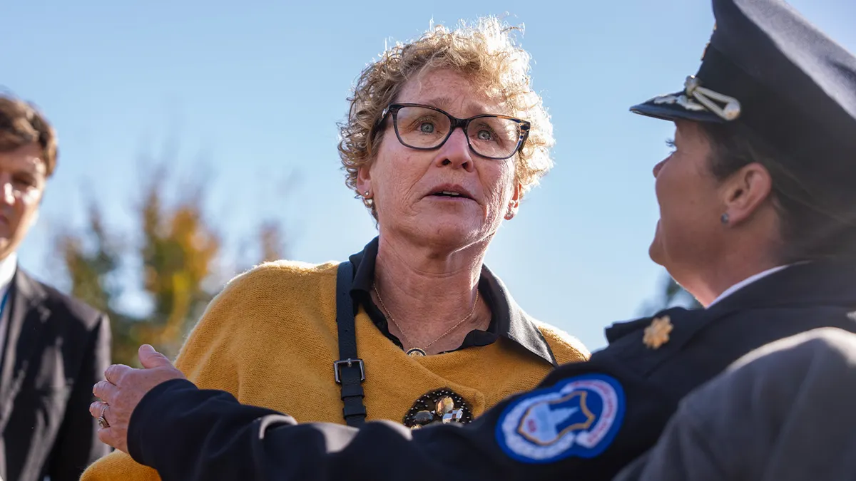 Zastupnicu Chrissy Houlahan zadržava policajac