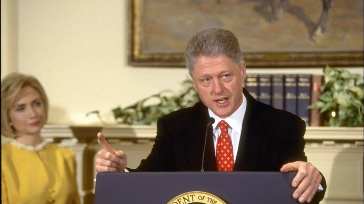 Bill Clinton viđen kako govori za medije