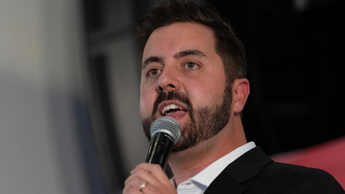 Pastor iz Cincinnatija Cory Bowman govori tijekom gradske vijećnice