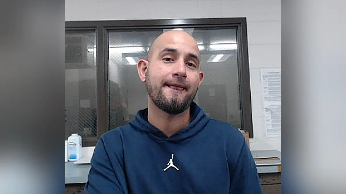 portret Dennisa Mauricija Rojas-Moline u plavom džemperu