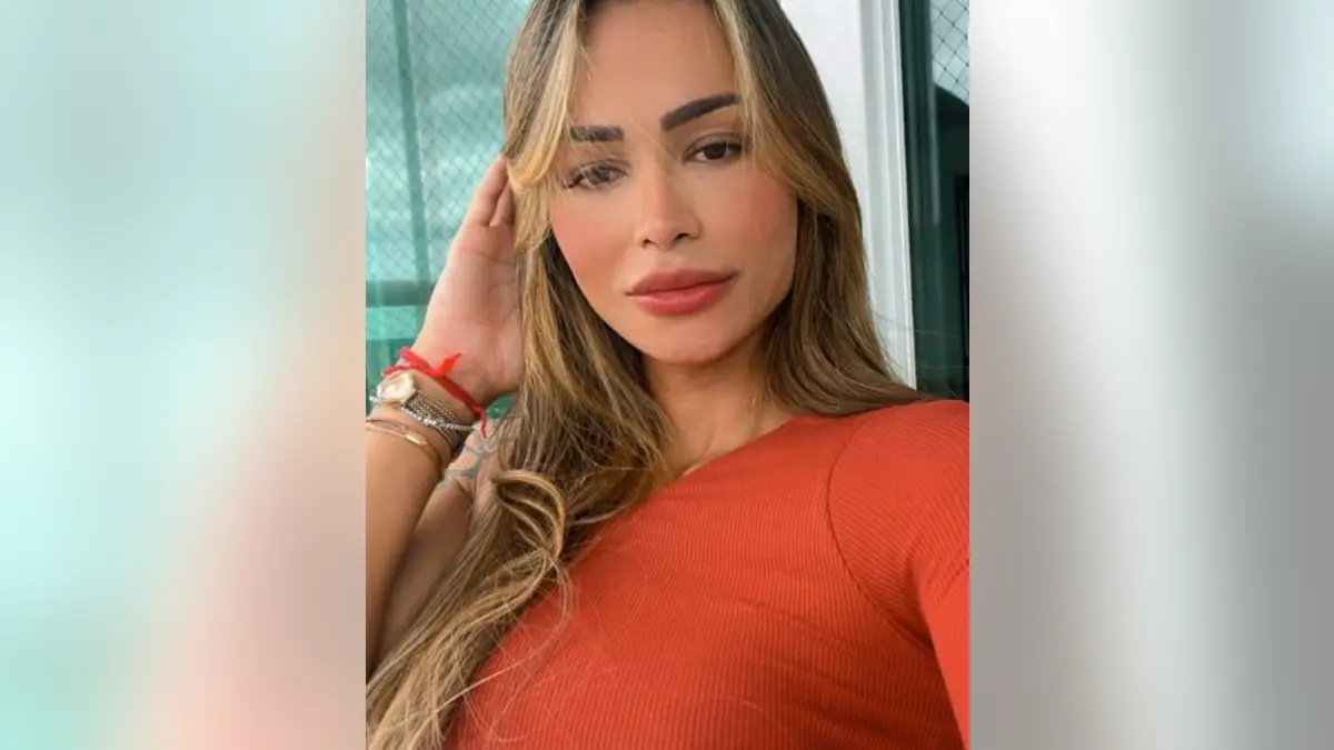 Diana Areas snima selfie u crvenoj kombinaciji