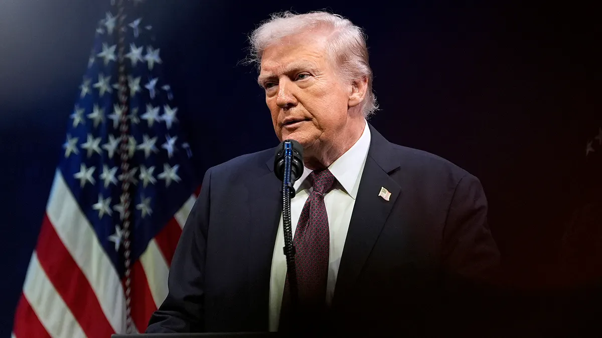 Donald Trump govori ispred američke zastave