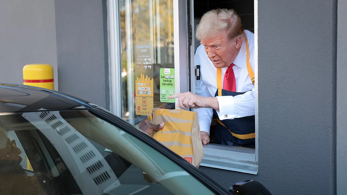 Donald Trump daje gostu obrok u McDonald'su.
