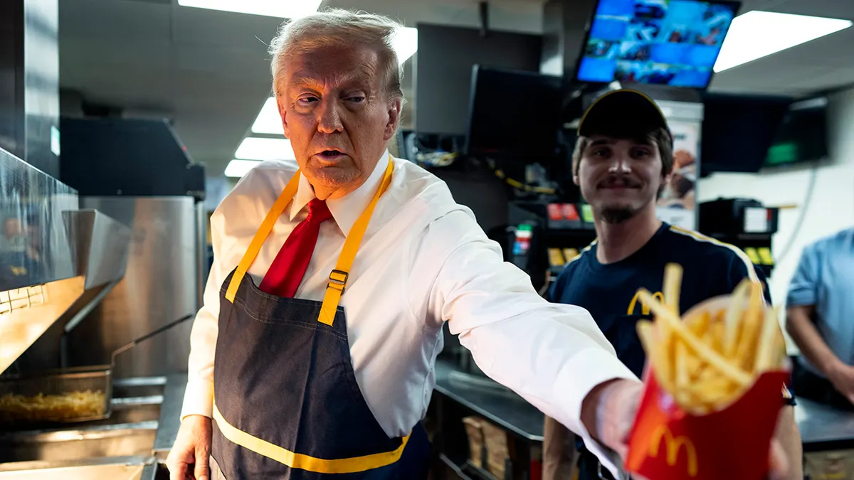 Donald Trump radi za pultom tijekom kampanje u restoranu McDonald's.