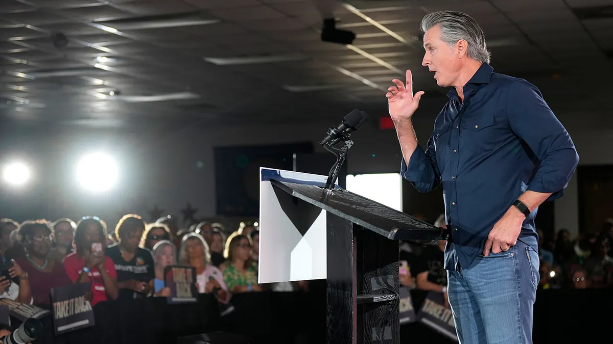 Newsom razgovara s teksaškom publikom