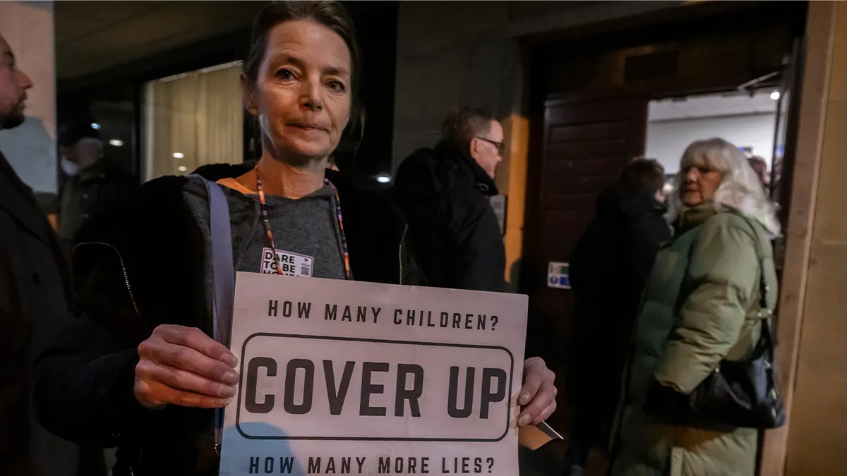 Prosvjednici pozivaju vijeće Oldhama na akciju protiv bandi koje se okupljaju.