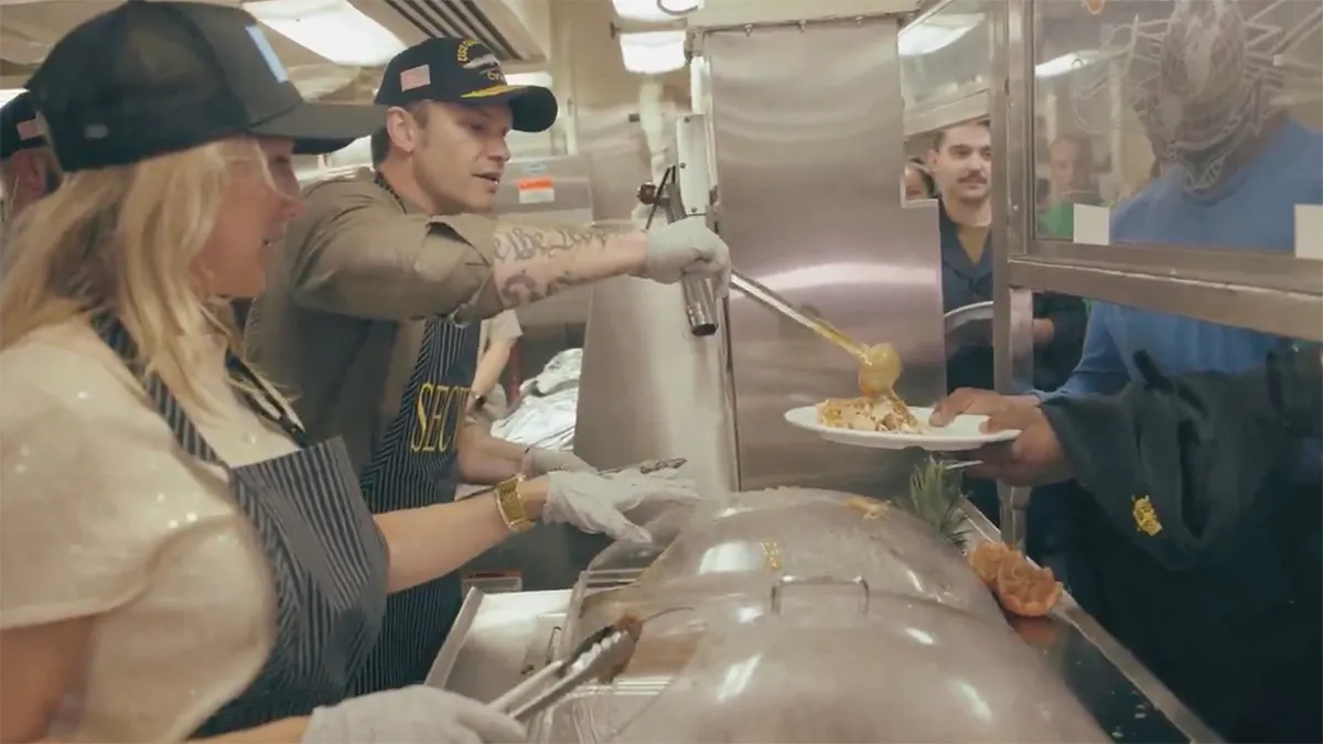 Hegseth je bio u trpezariji i posluživao večeru za Dan zahvalnosti ratnicima koji čuvaju Ameriku.