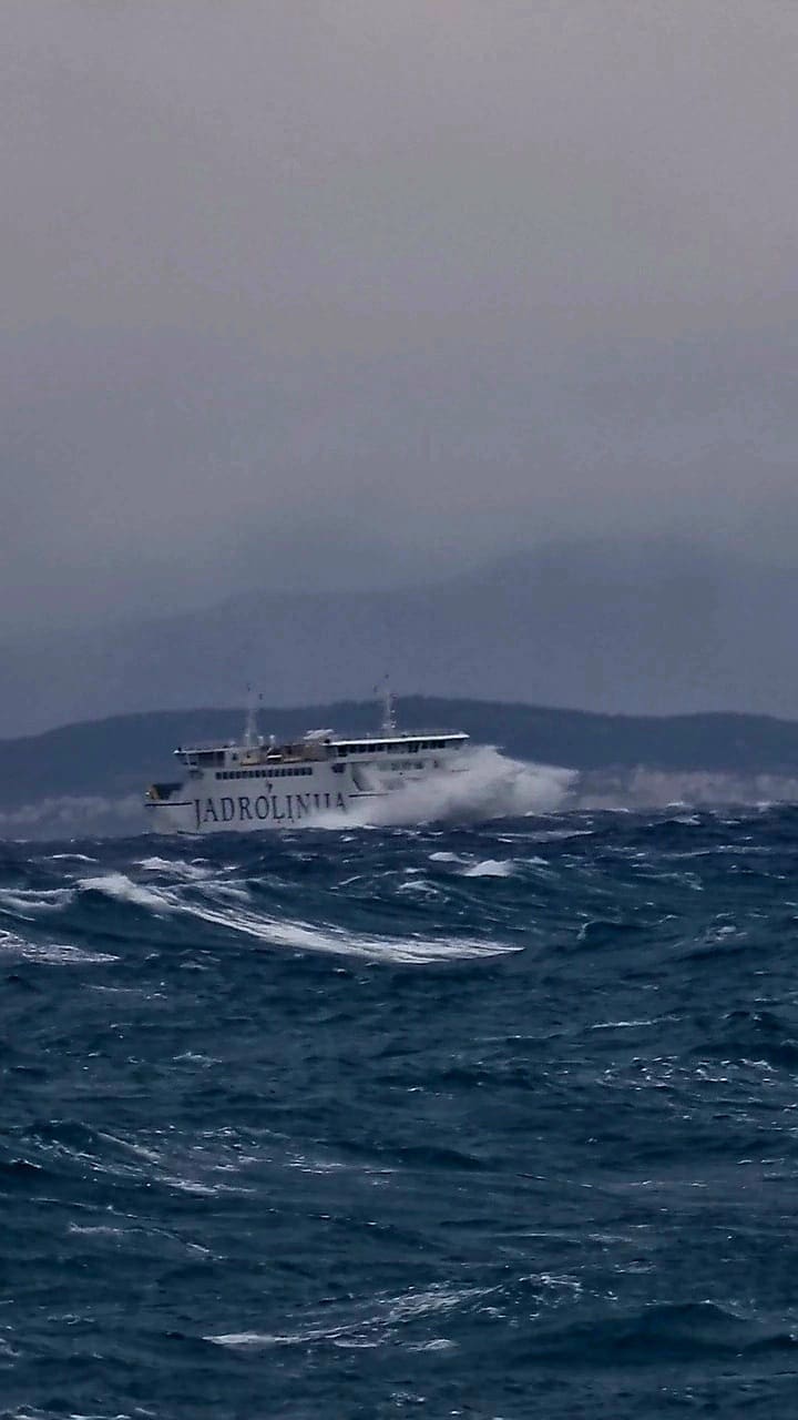 ORKANSKA BURA Trajekti na Rabu privezani, a Hrvat izišao na more - Pogledajte snimku!