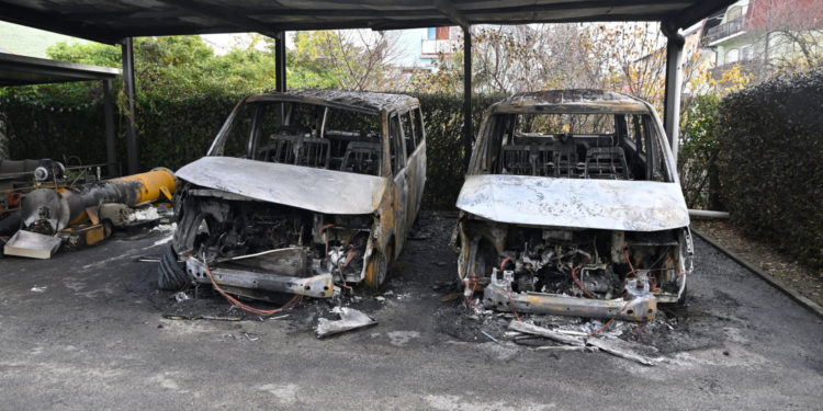 Požar na dva kombija u Dubravi: Policija istražuje uzrok