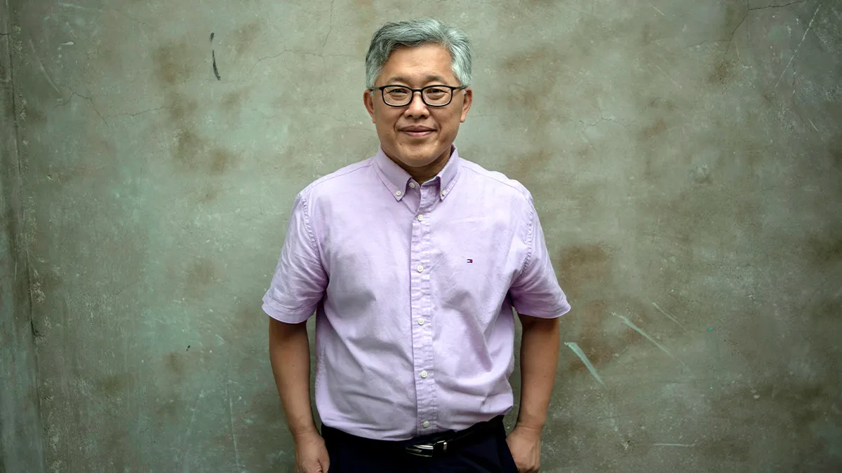 Kineski pastor stoji u kući, izgleda pribrano nakon što su vladine vlasti zatvorile njegovu crkvu.