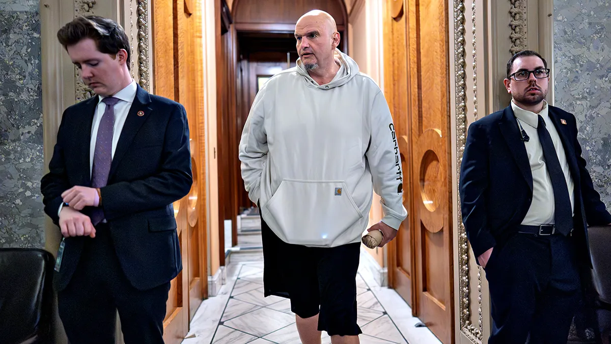 John Fetterman hodajući hodnicima dvorane Senata