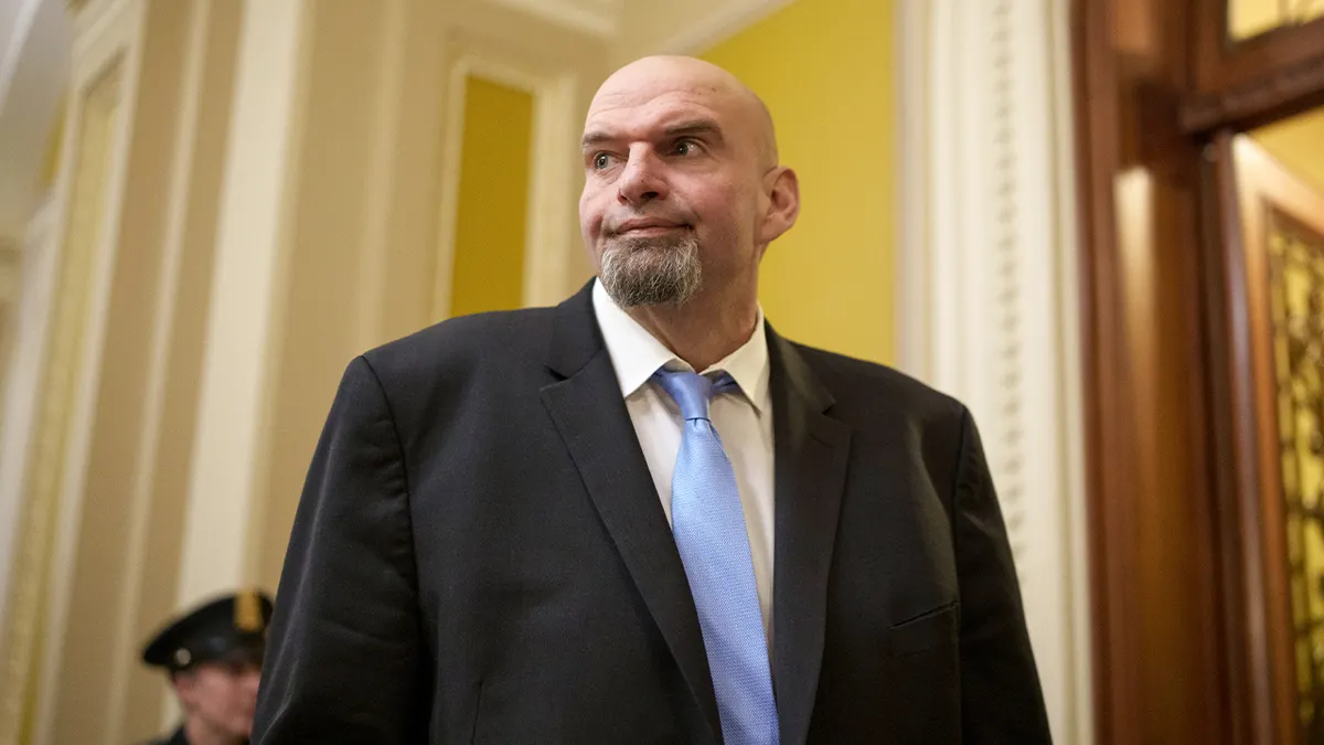 Senator John Fetterman prolazi kroz zgradu američkog Kapitola na putu na sastanak.