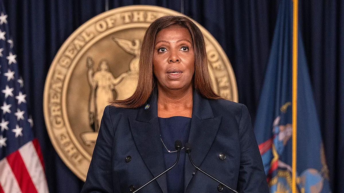 Državna tužiteljica New Yorka Letitia James stoji za govornicom