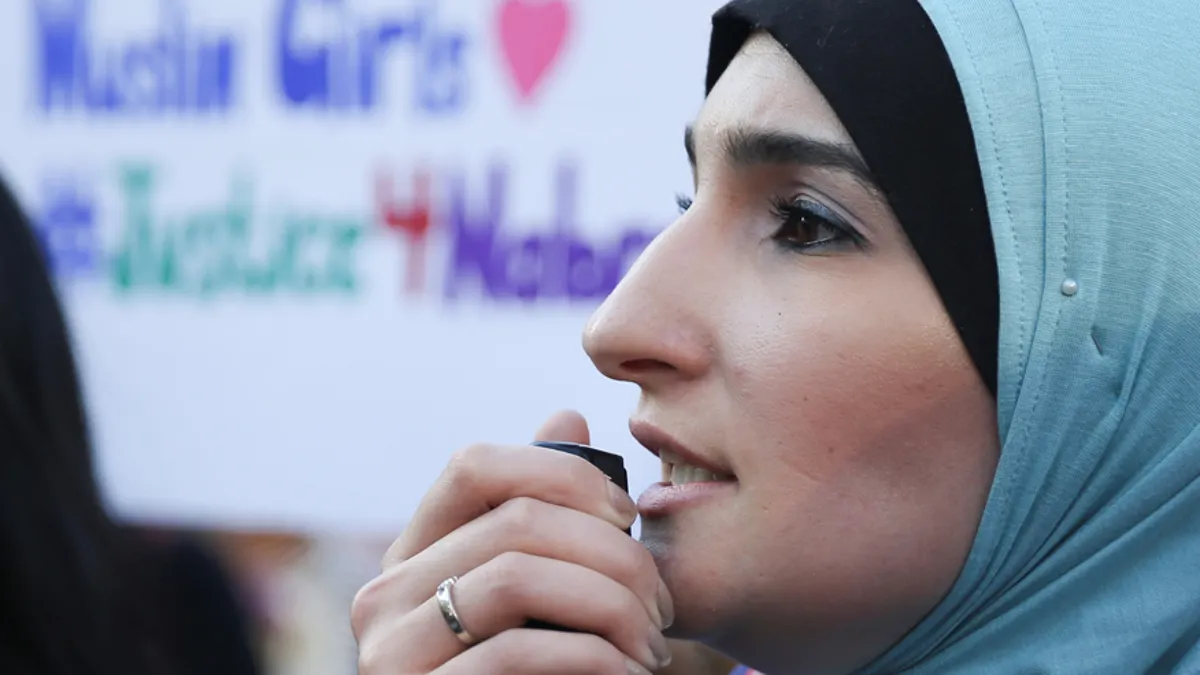Aktivistica Linda Sarsour obraća se sudionicima na bdijenju za Nabru Hassanen, 17-godišnju tinejdžericu muslimanku koju je ubio vozač s palicom u blizini džamije u Virginiji, Manhattan, New York, SAD, 20. lipnja 2017. Slika snimljena 20. lipnja 2017. REUTERS/Amr Alfiky - RTS188WI