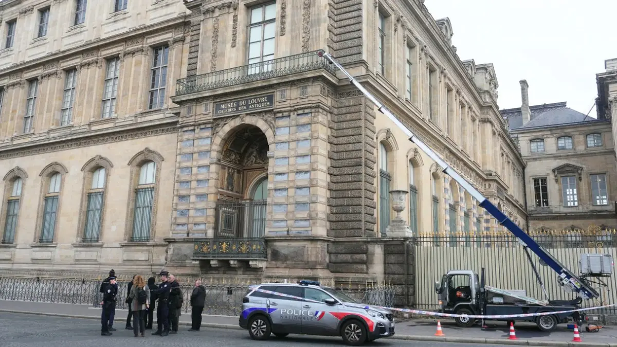 Policija i pokretno dizalo ispred muzeja Louvre nakon pljačke dragulja u Parizu.