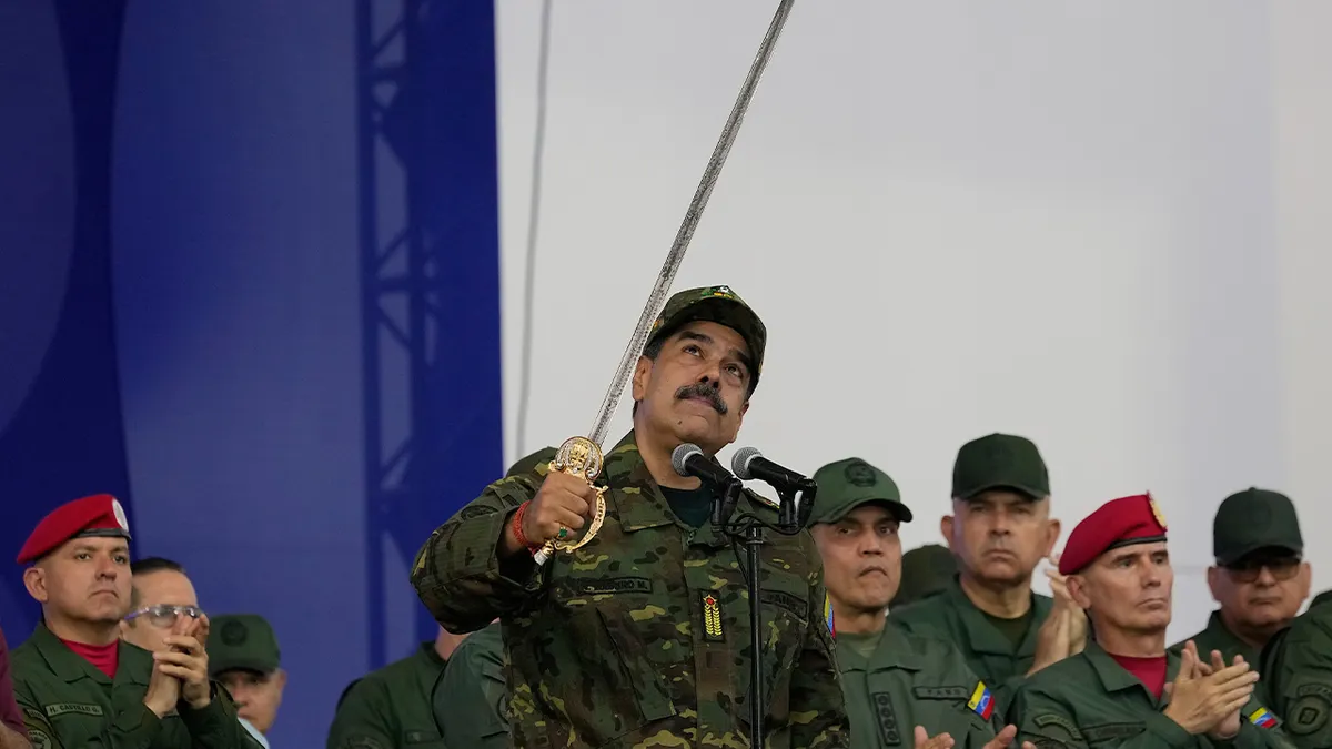 Nicolas Maduro podiže mač.