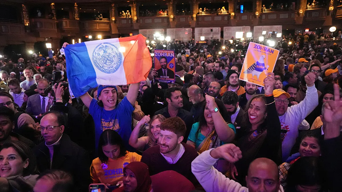 Pristaše kandidata za gradonačelnika New Yorka Zohrana Mamdanija slave