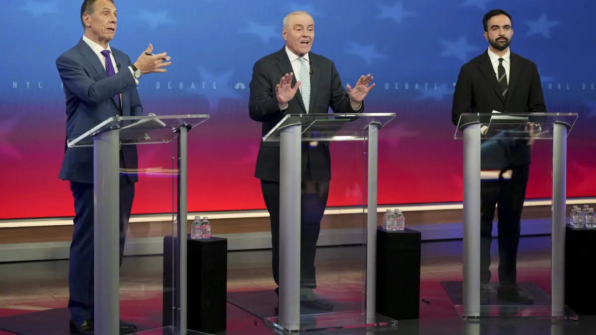 Kandidati za gradonačelnika New Yorka na pozornici na debati u srijedu.