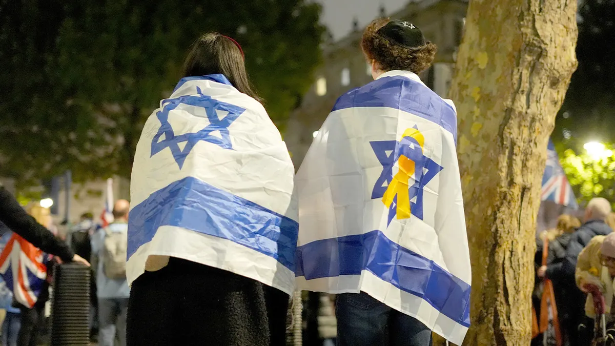 Ljudi se okupljaju vani kako bi pokazali solidarnost protiv antisemitizma.