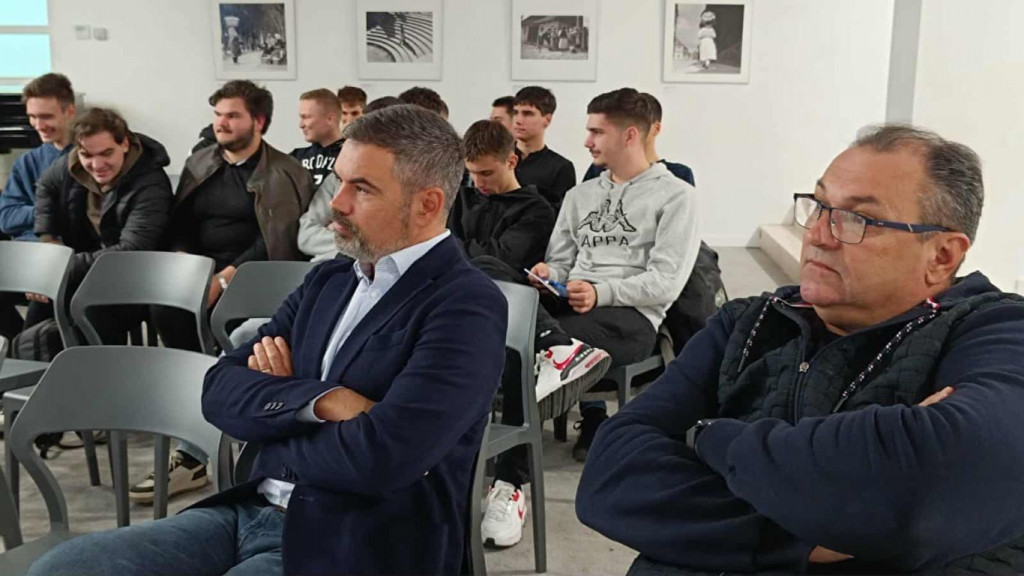 Maturanti se upoznali s programima HKS Zagreb