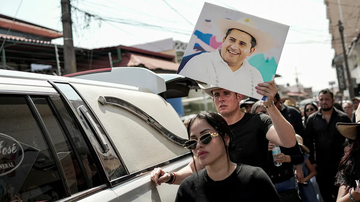 Pogrebna povorka za Carlosa Manza, gradonačelnika Uruapana