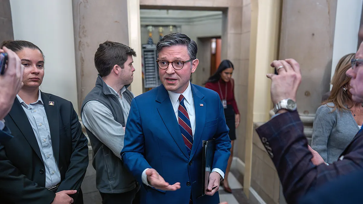 Mike Johnson obraća se skupini novinara na Capitolu