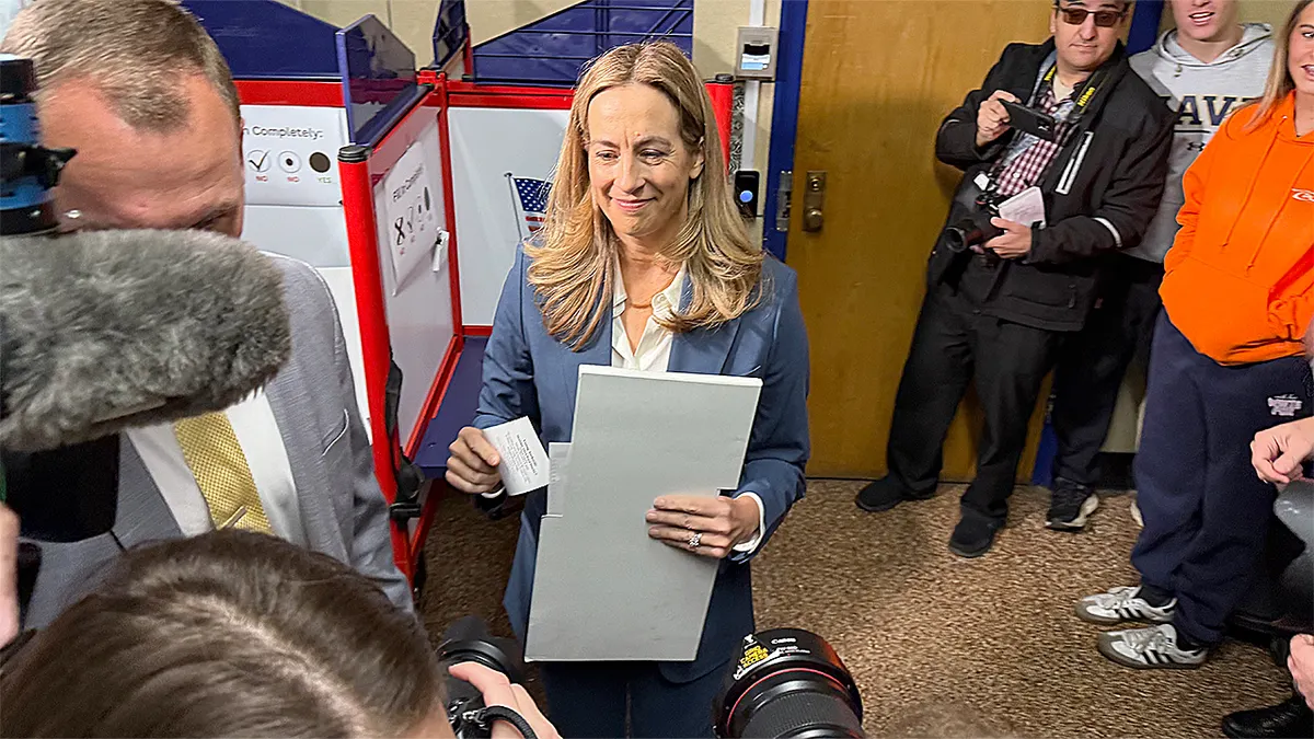 Poslanik Mikie Sherrill glasa