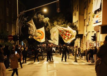 [FOTO & VIDEO] Torcidin mimohod Vukovarskom ulicom krenuo u 19.50 sati