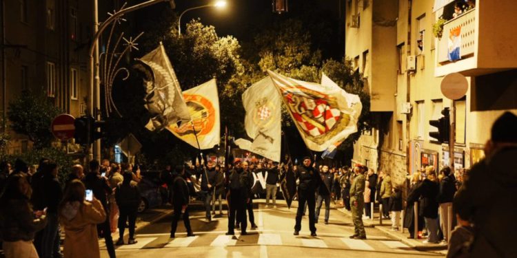 [FOTO & VIDEO] Torcidin mimohod Vukovarskom ulicom krenuo u 19.50 sati