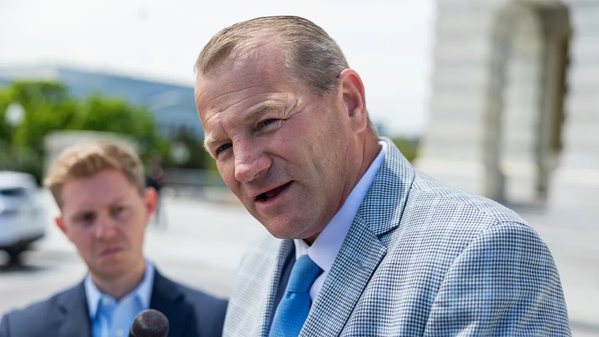 Troy Nehls razgovara s medijima