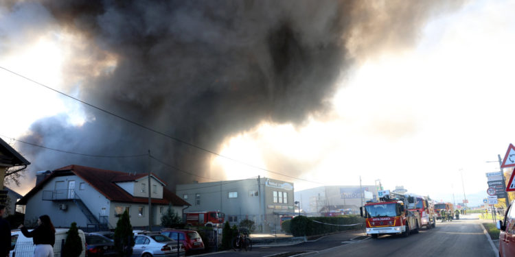 Tisućama Hrvata upalio se alarm i stiglo hitno upozorenje na mobitel: ‘Zatvorite prozore i udaljite se’